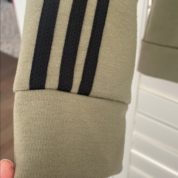 Adidas Men's Olive khaki Sweatshirt EUC - Picture 6 of 10